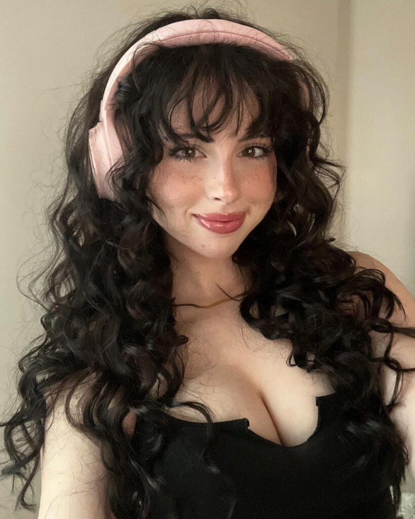 Instagram – Liv @littlelivbug – Nude