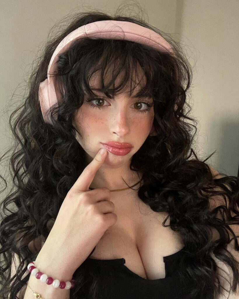 Instagram – Liv @littlelivbug – Nude