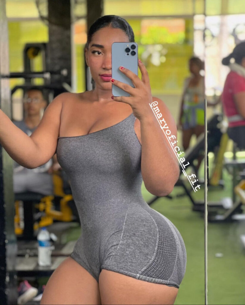 Instagram – T H I C C – Latina – maryoficial_fit – Nude