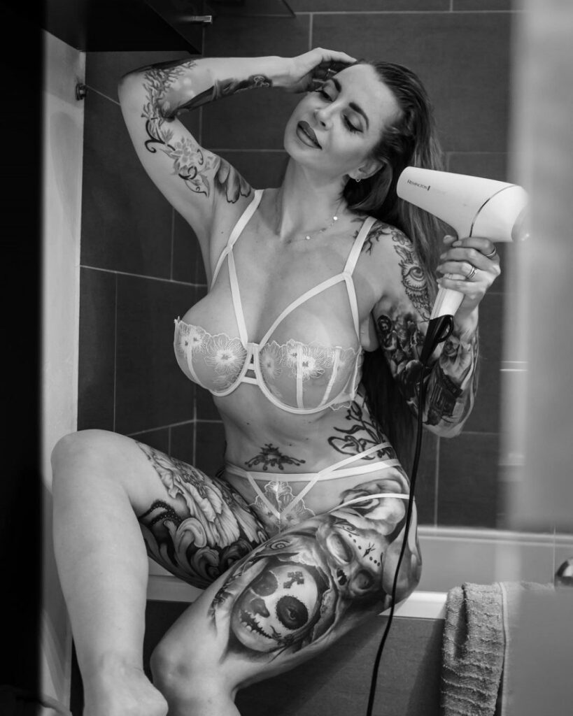 Instagram – MayasWorld – Nude