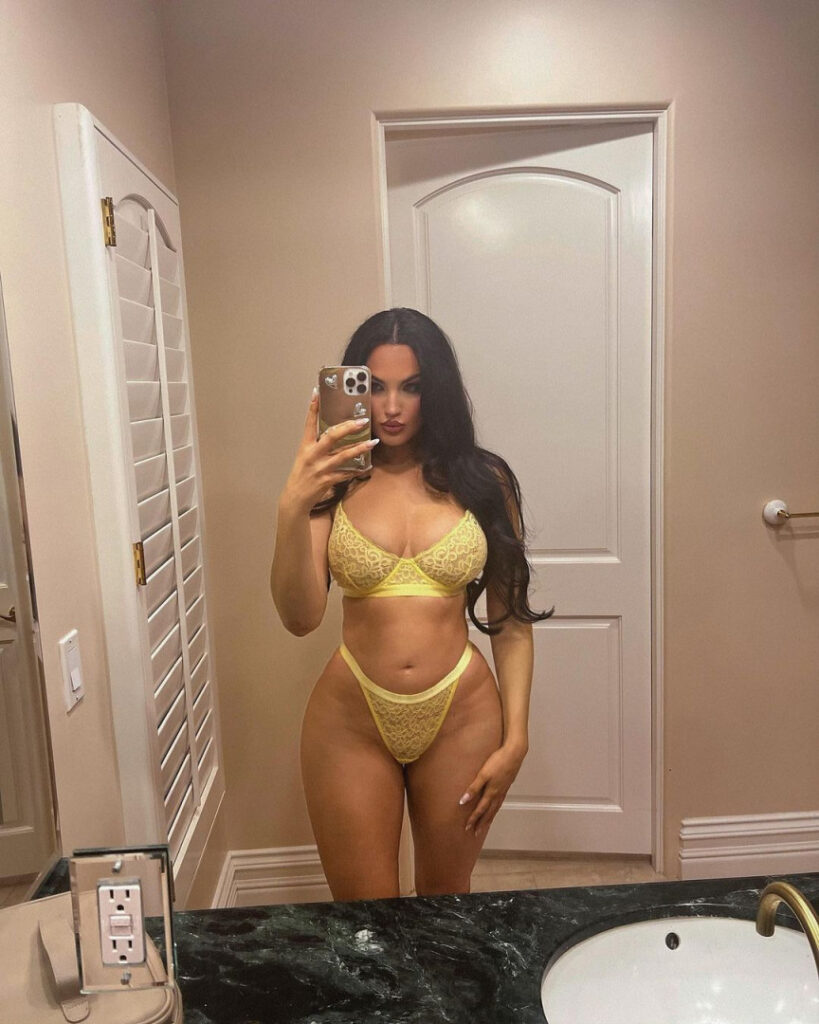 Instagram – Natalie Halcro – Nude