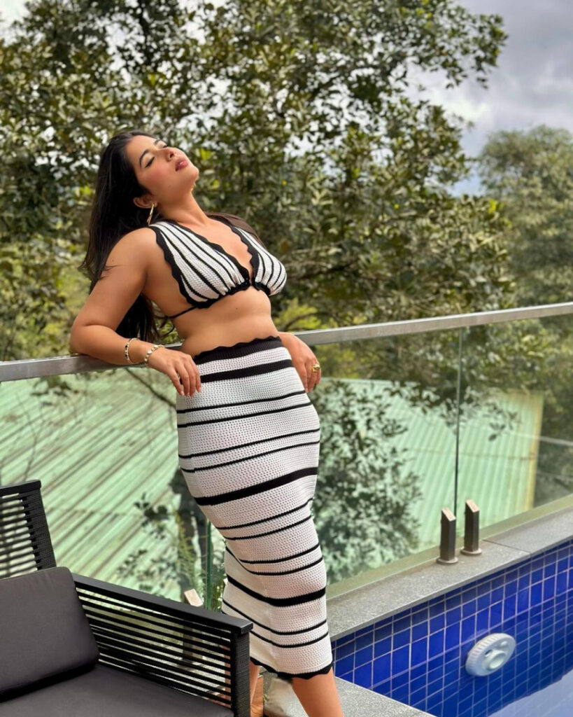 Instagram – Indian – T H I C C – Nikita Sharma – Nude