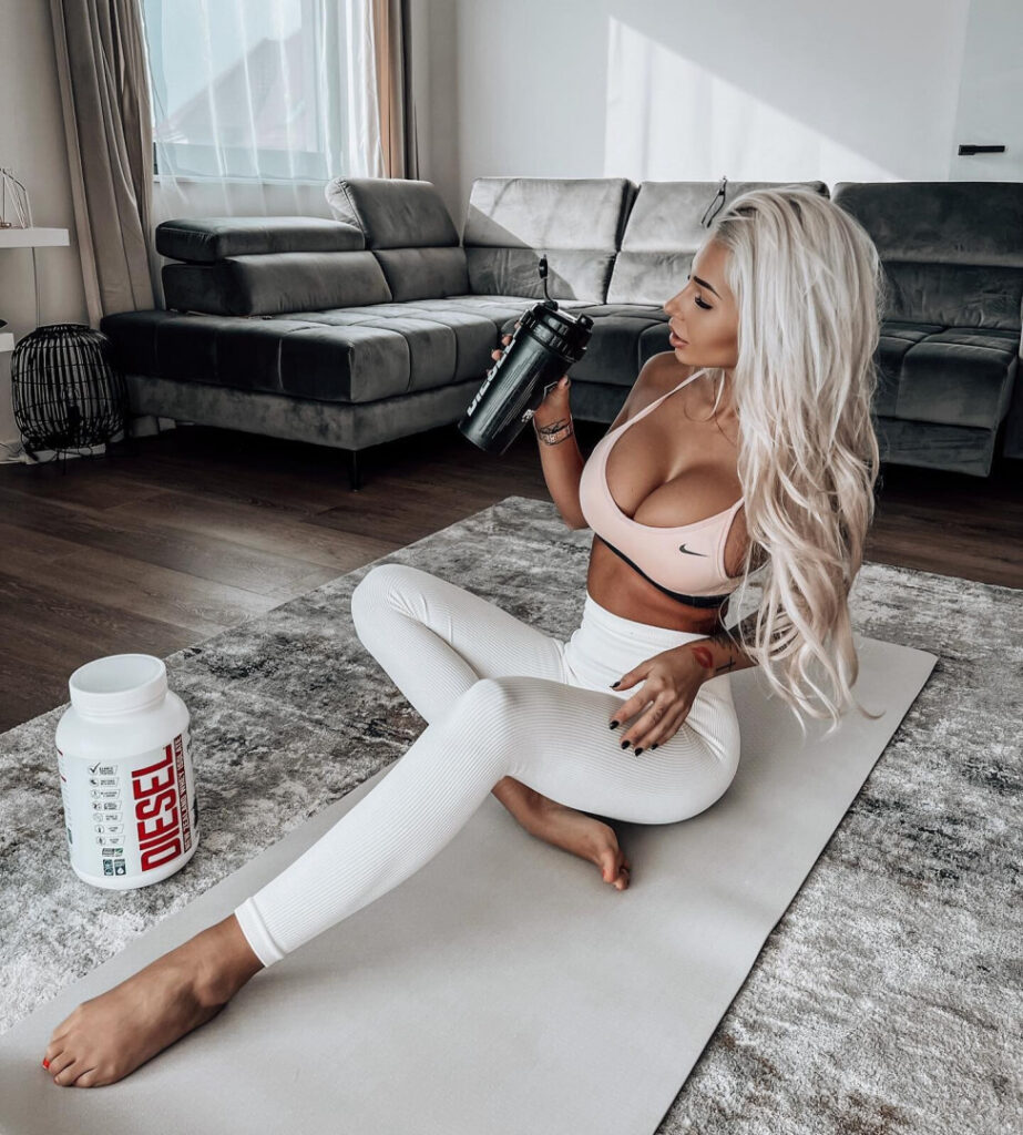 Instagram – Nikola Rihova – Nude