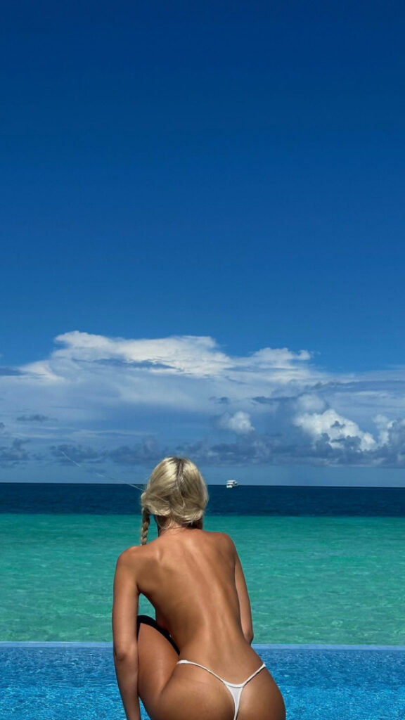 Instagram – Polina Malinovskaya – Nude