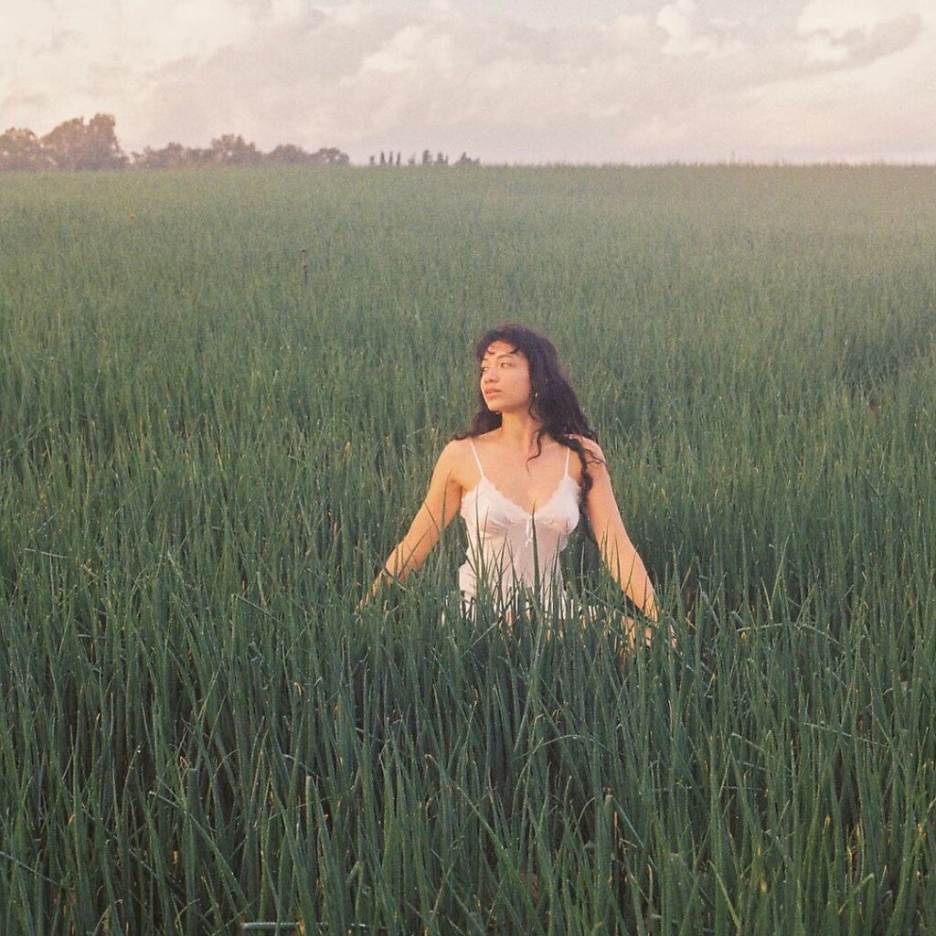 Instagram – Romi Henenson – Nude