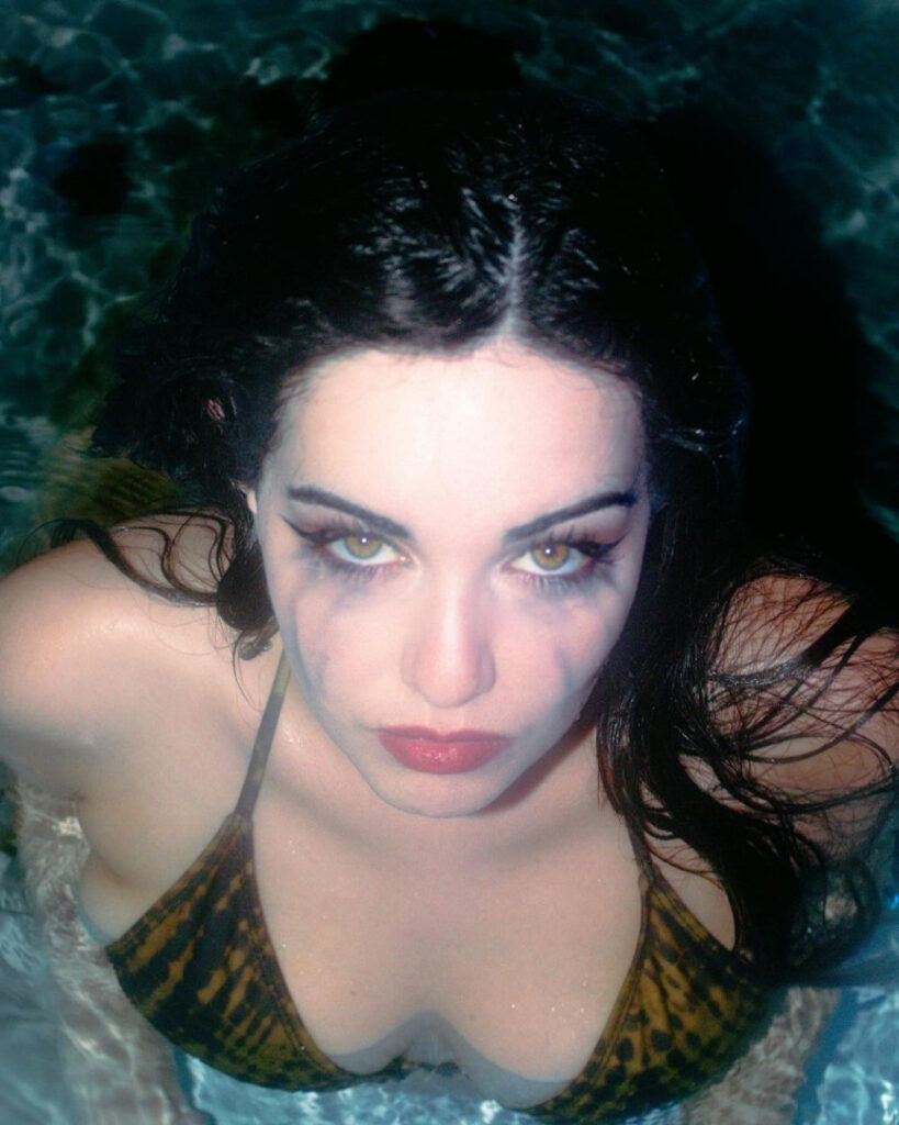 Instagram – Sabrina Harriet Stern / sabrina.stern / goldeneyedgirl – Nude