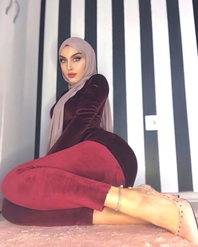 Instagram – sariikubraa / heliosari – Nude