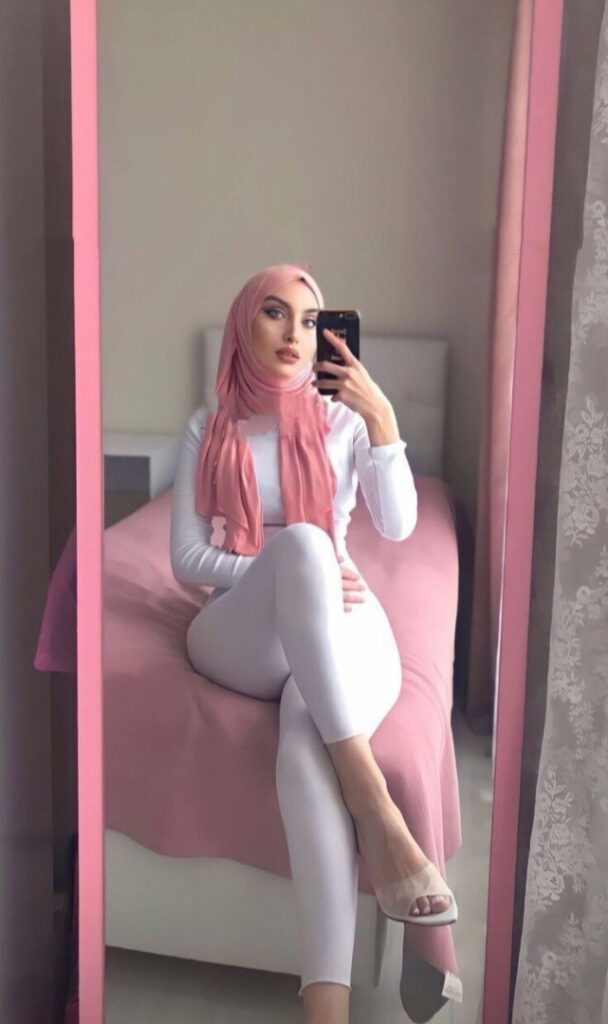 Instagram – sariikubraa / heliosari – Nude