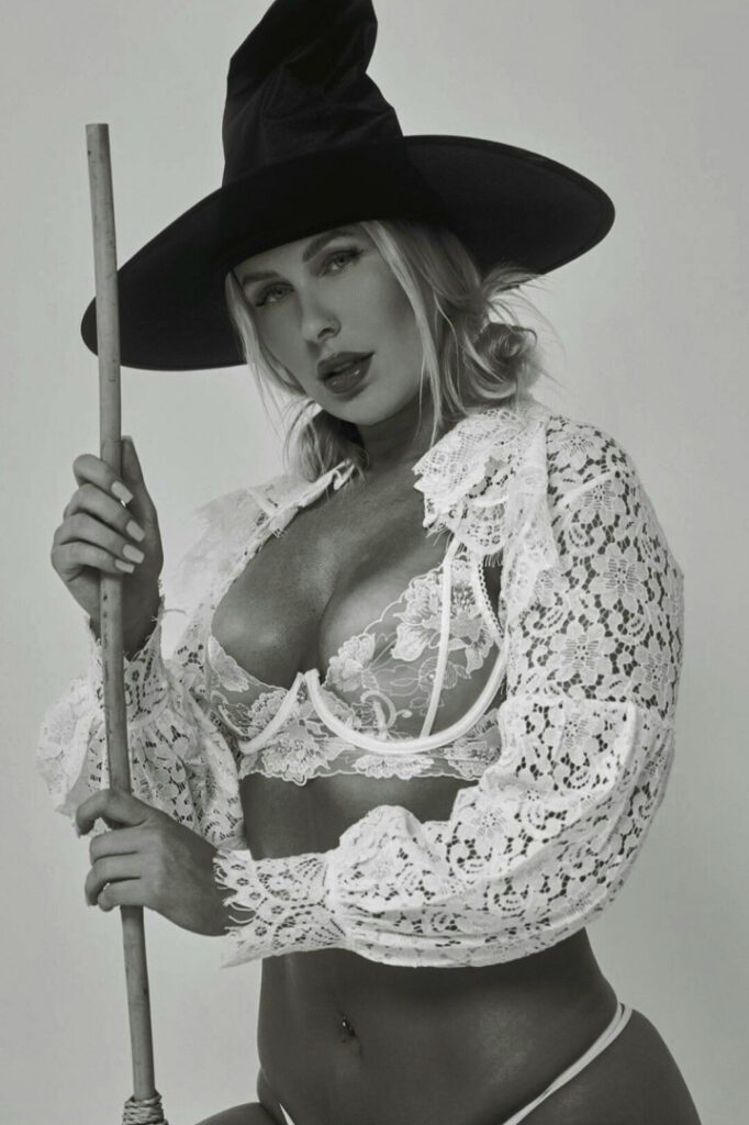 Instagram – T H I C C – Simone Christensen – Nude