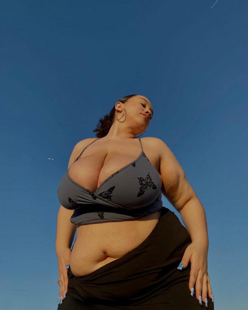 TikTok – Instagram – T H I C C – sincerelyitsjulie / 777jujuu – Nude