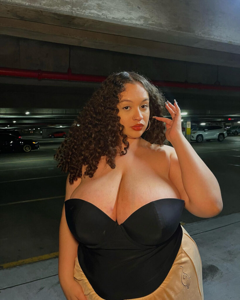 TikTok – Instagram – T H I C C – sincerelyitsjulie / 777jujuu – Nude