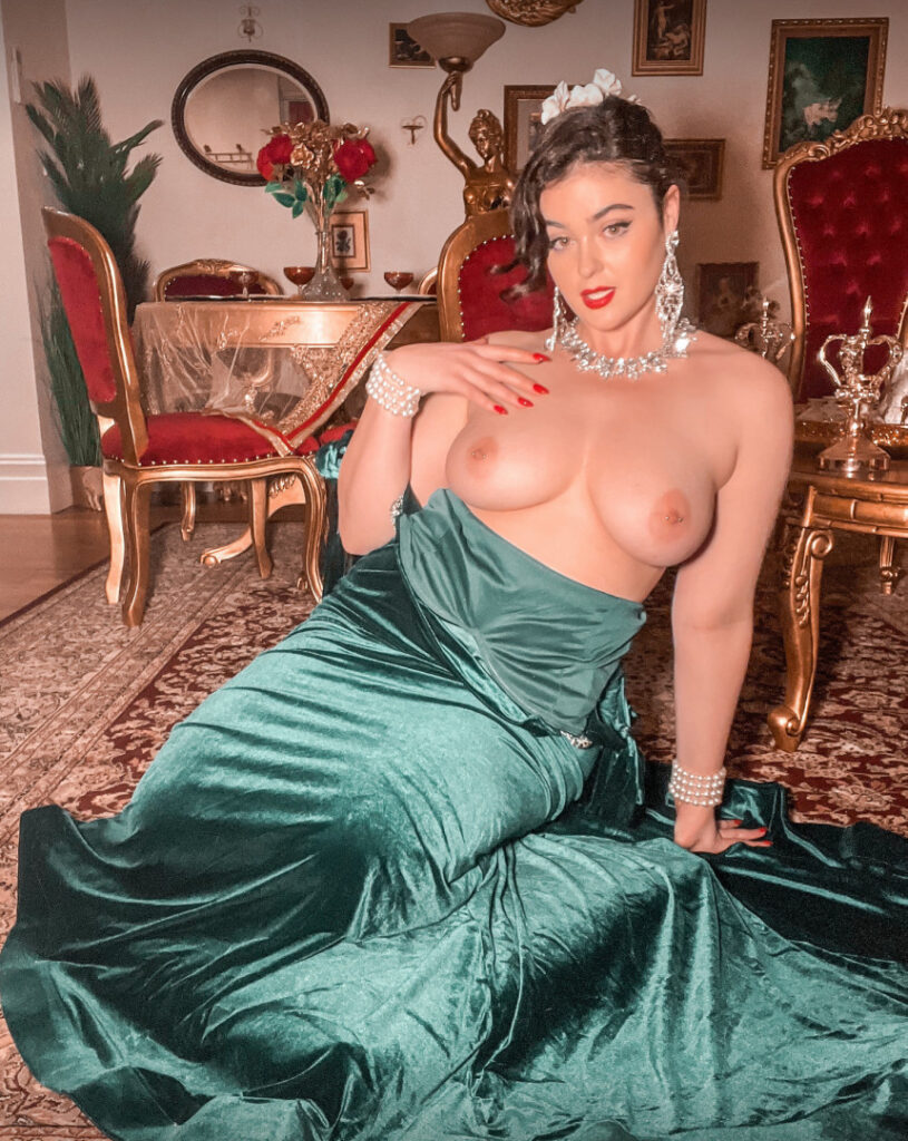 Instagram – T H I C C – Stefania Ferrario – Nude