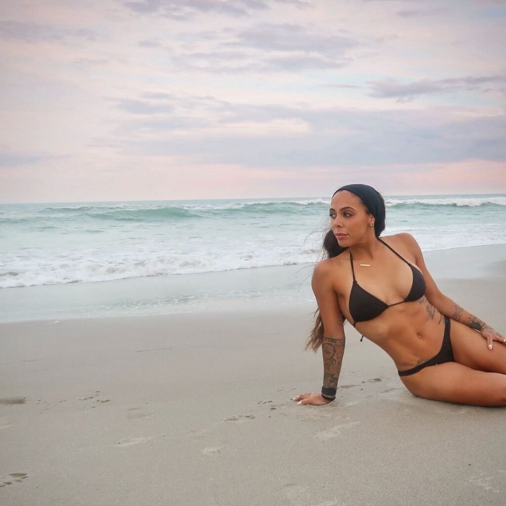 Celeb – Sydney Leroux – Nude
