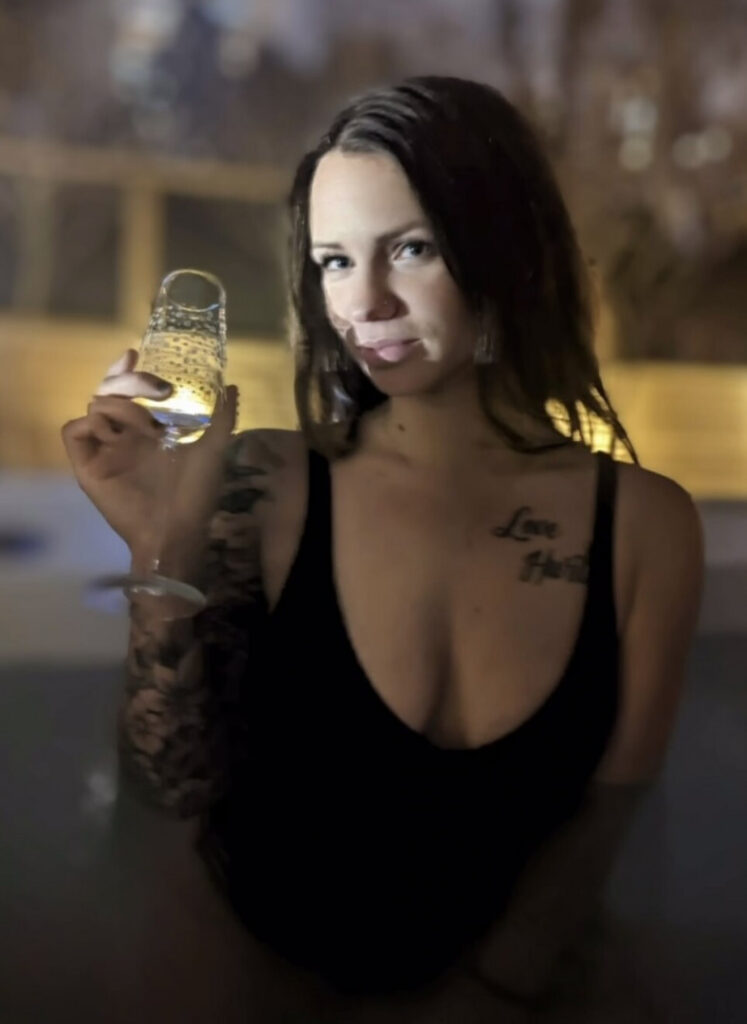 Instagram – volts.tats.and.hardhats – Nude