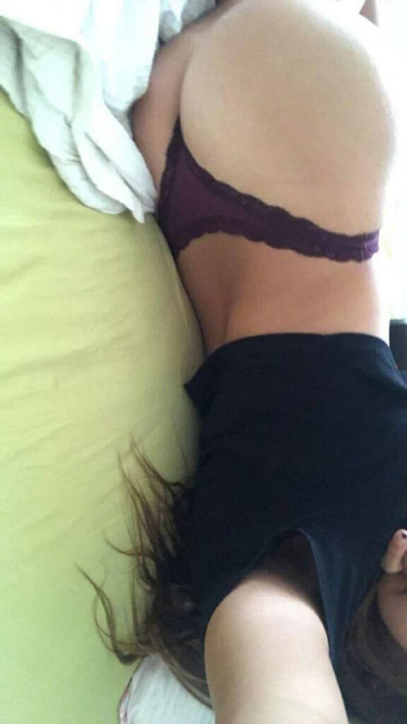 Instagram – Yuval Perry – Nude