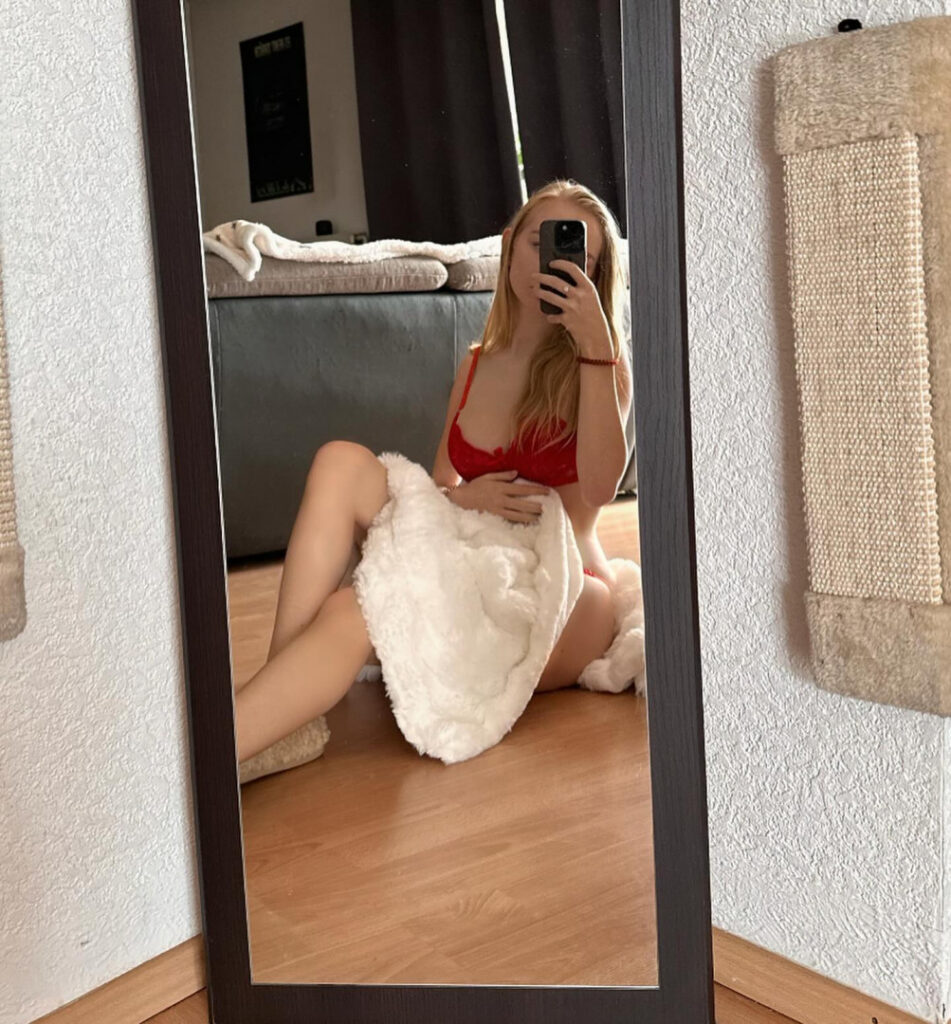 Request – OnlyFans – Teen – Feet – [75D] blonde_vivi – Nude