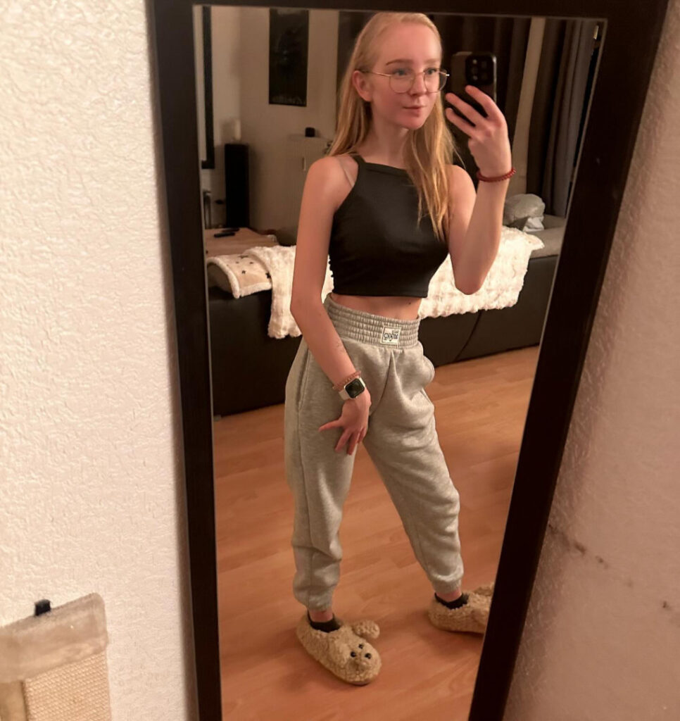 Request – OnlyFans – Teen – Feet – [75D] blonde_vivi – Nude