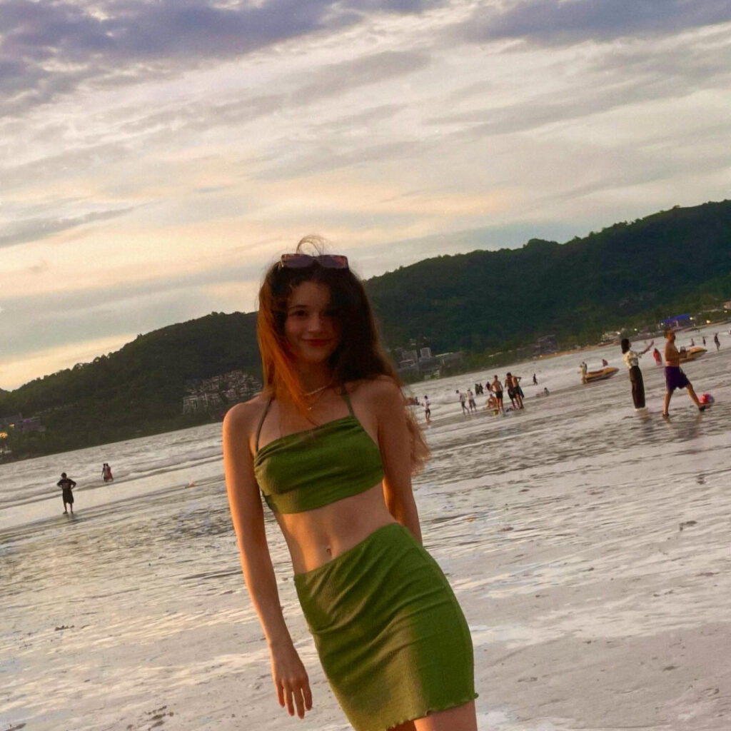 TikTok – Instagram – A_Bit_Rebecca // A_Little_Rebecca – Nude