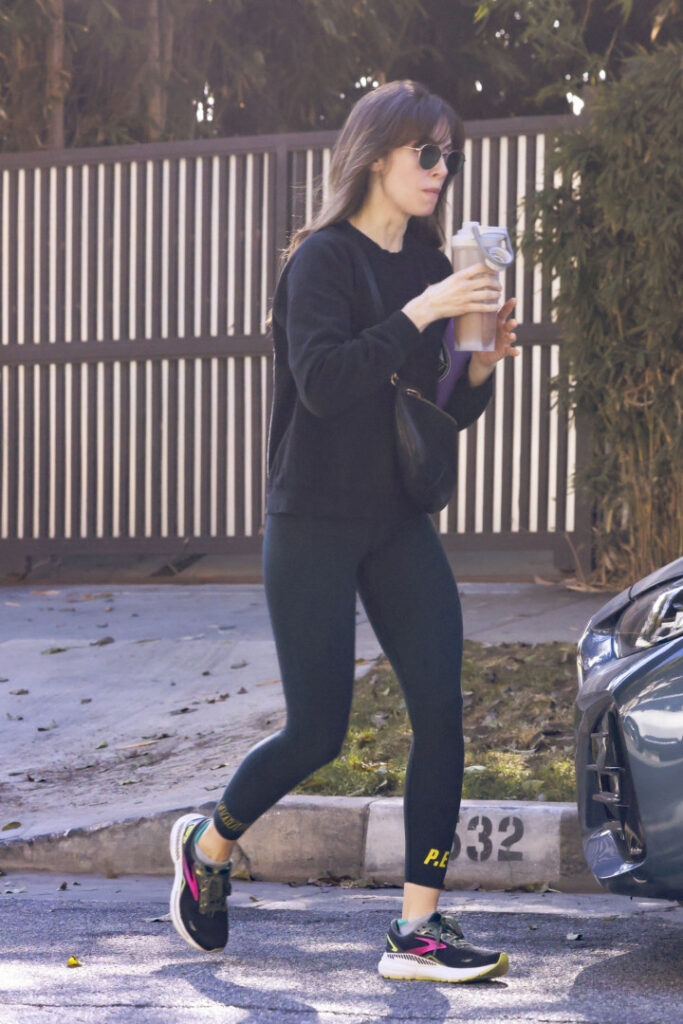 Celeb – Alison Brie – Nude