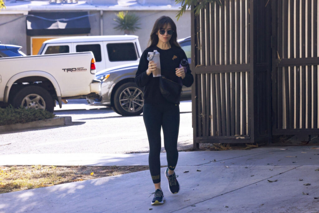 Celeb – Alison Brie – Nude