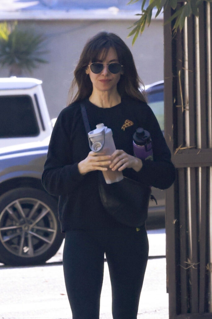 Celeb – Alison Brie – Nude