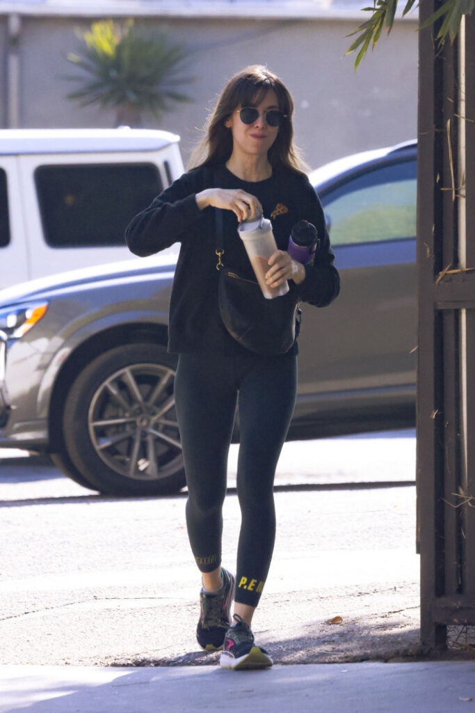 Celeb – Alison Brie – Nude