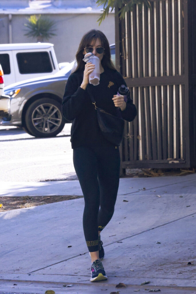 Celeb – Alison Brie – Nude