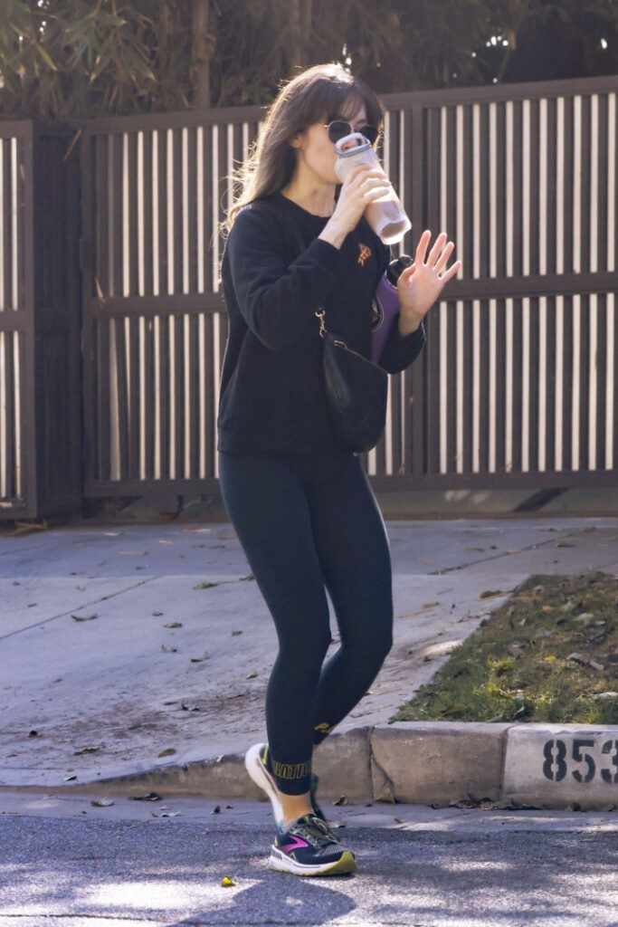 Celeb – Alison Brie – Nude