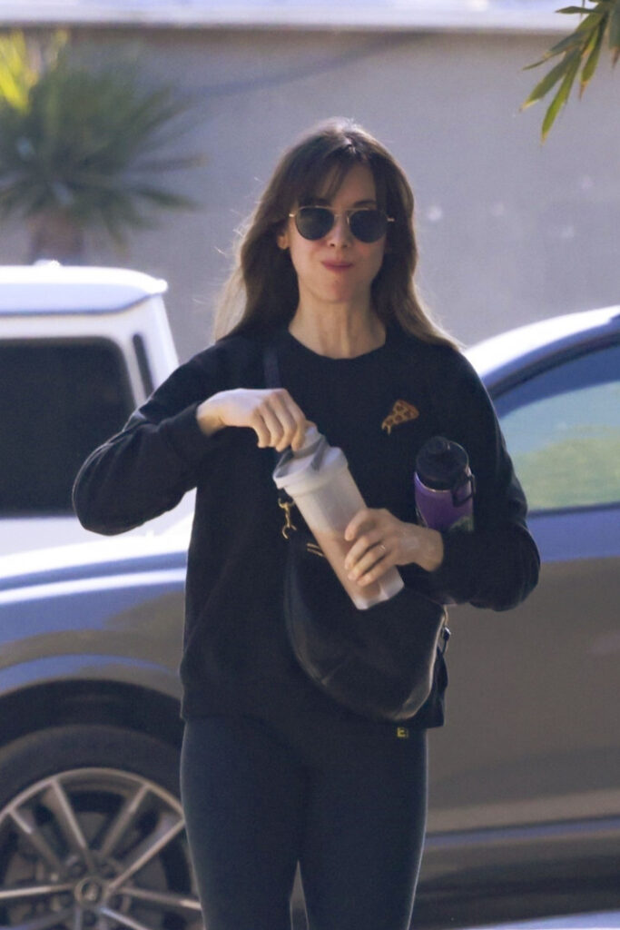 Celeb – Alison Brie – Nude