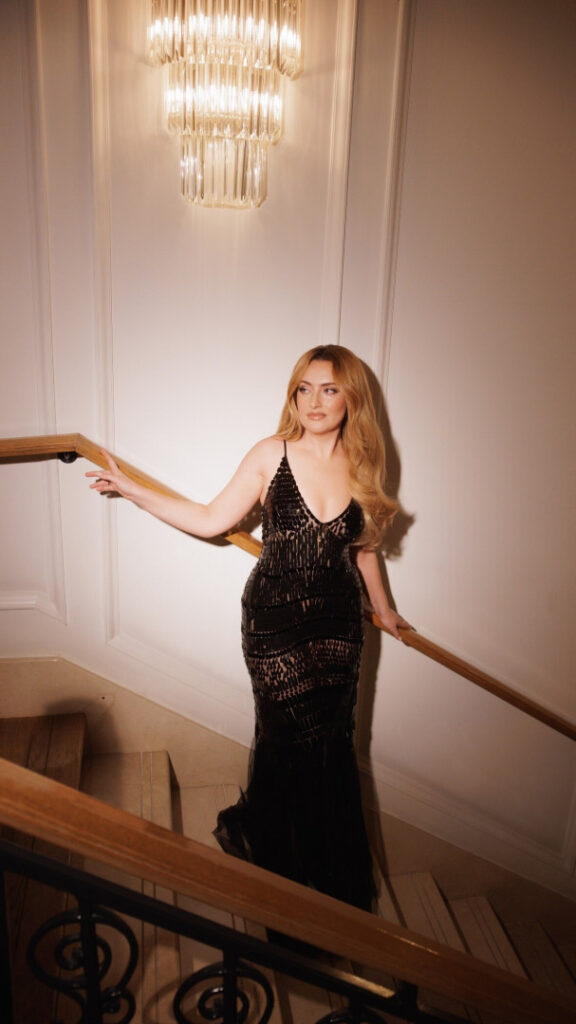 Youtube – Amelia Dimoldenberg – Nude