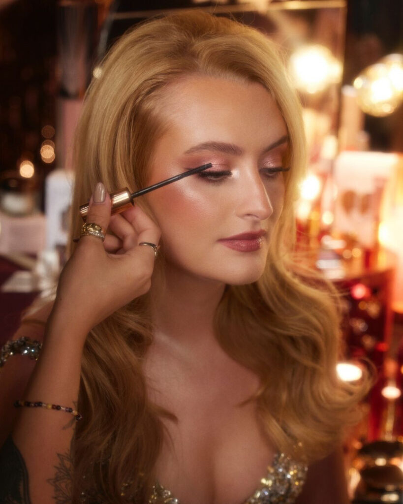 Youtube – Amelia Dimoldenberg – Nude