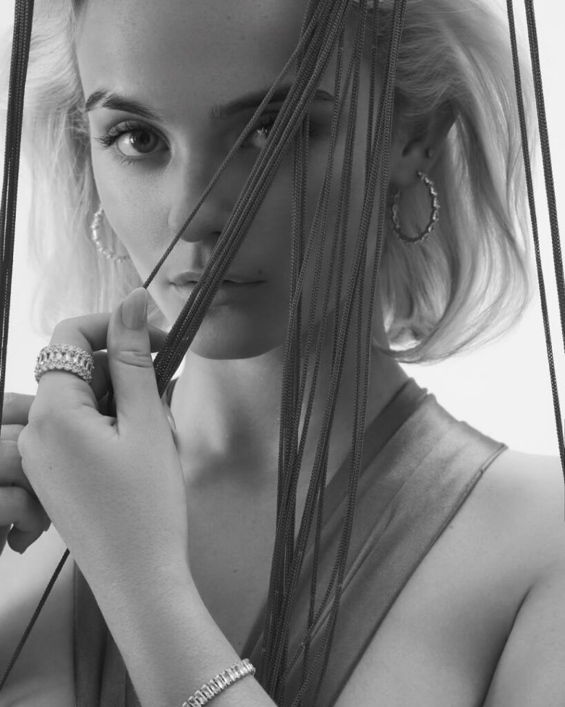 Celeb – Amelia Eve Gibson | Millie Gibson – Nude