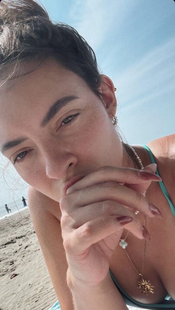 Instagram – Anais Molina – Nude