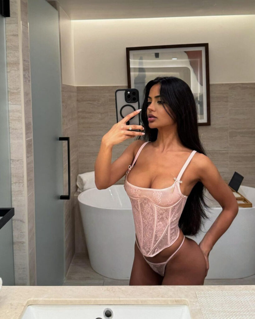 Instagram – Aneeqa Farid – Nude