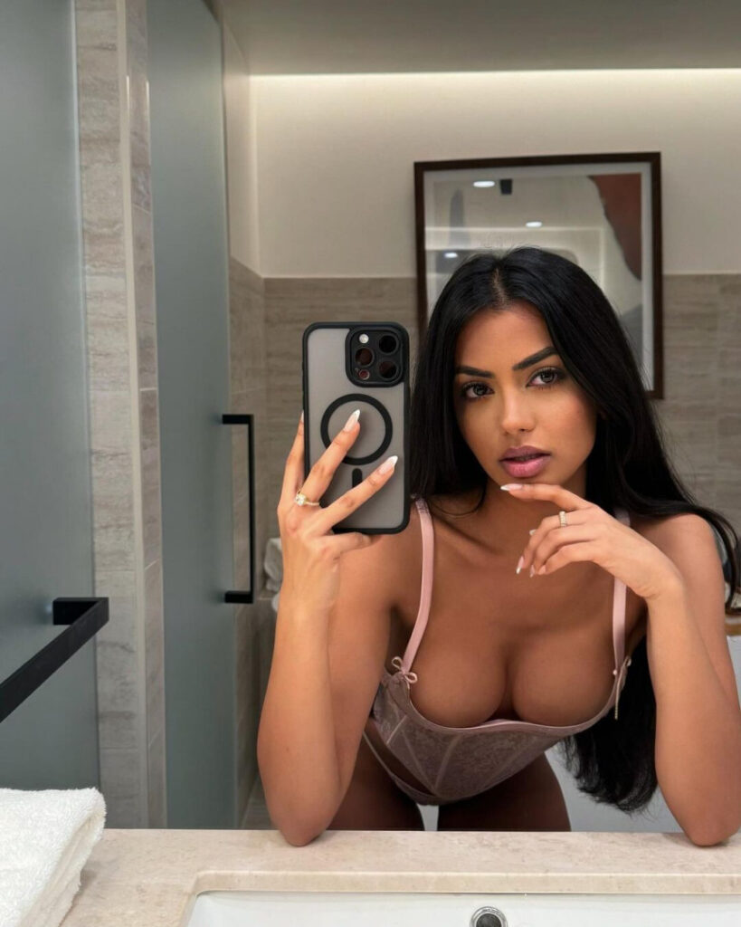 Instagram – Aneeqa Farid – Nude