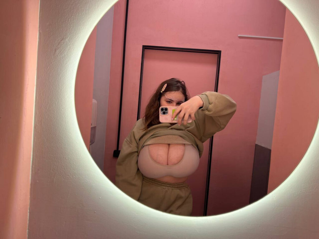 Instagram – Anna Usakova / Molly Evans – Nude