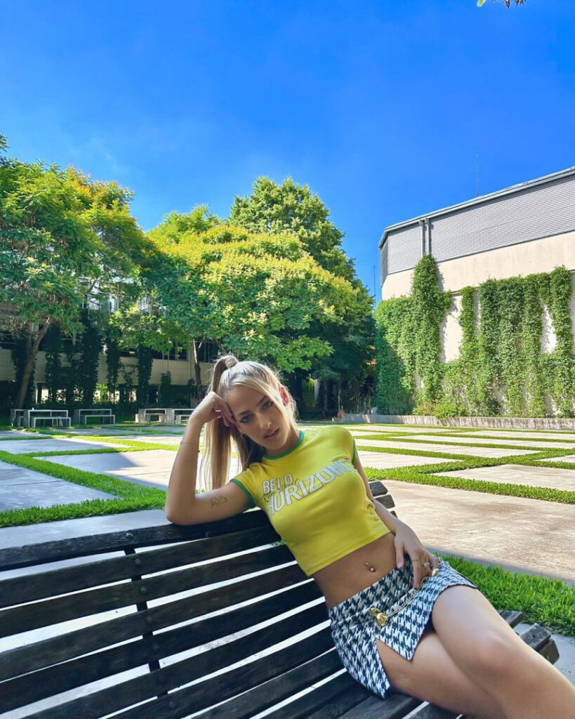 Instagram – Ariannmusic  / Ariadna Cabero Lemu – Nude