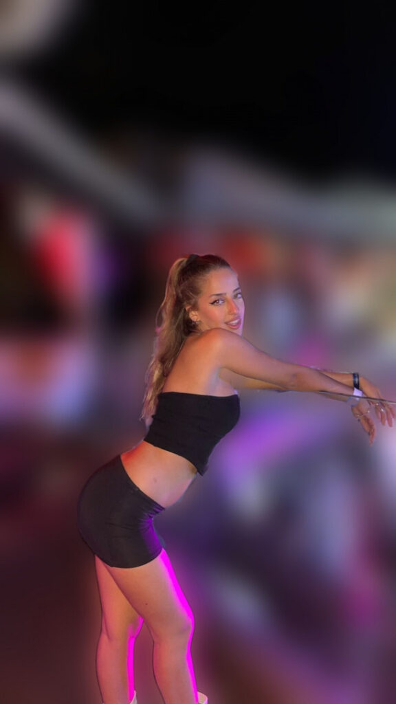 Instagram – Ariannmusic  / Ariadna Cabero Lemu – Nude