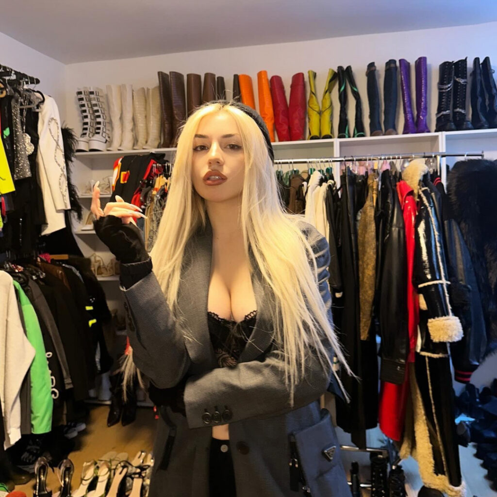 Celeb – Ava Max – Nude