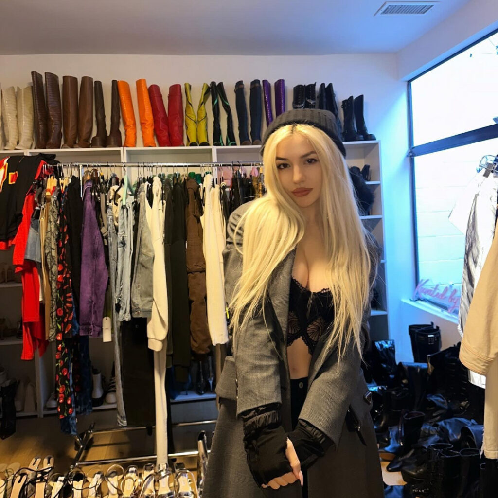 Celeb – Ava Max – Nude