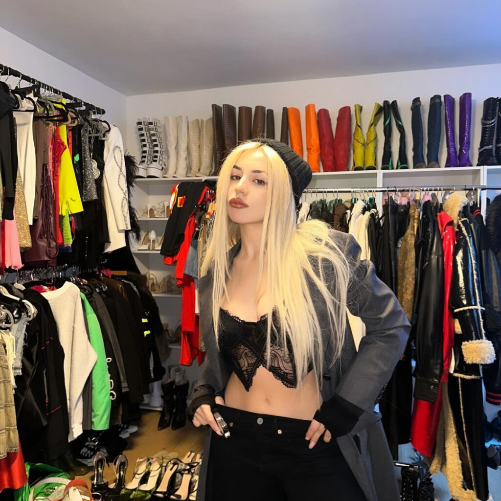 Celeb – Ava Max – Nude