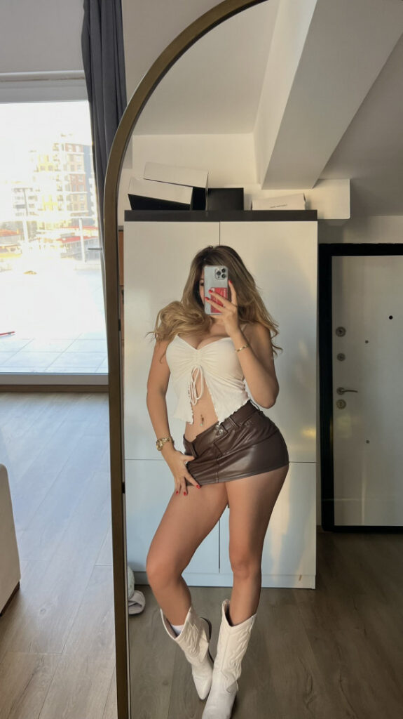 Instagram – ayy1see – Nude Leaks