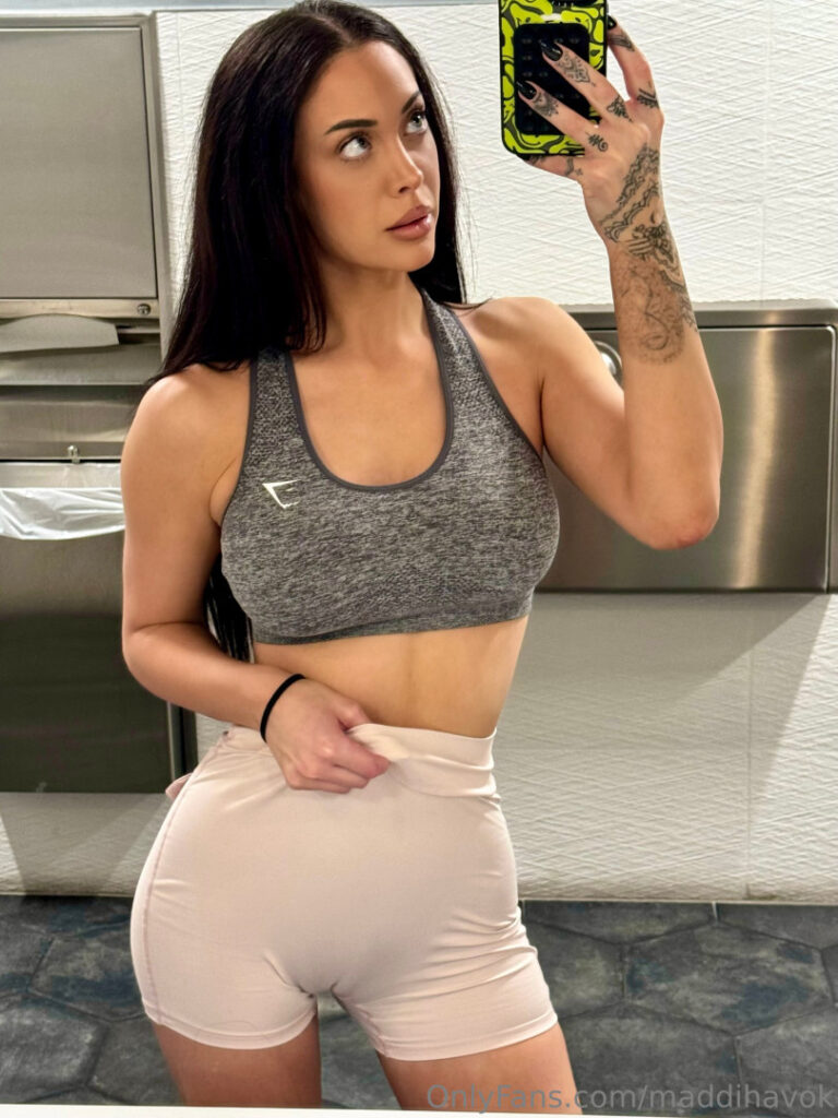 Instagram – Bess Beckmann / xoxobess – Nude