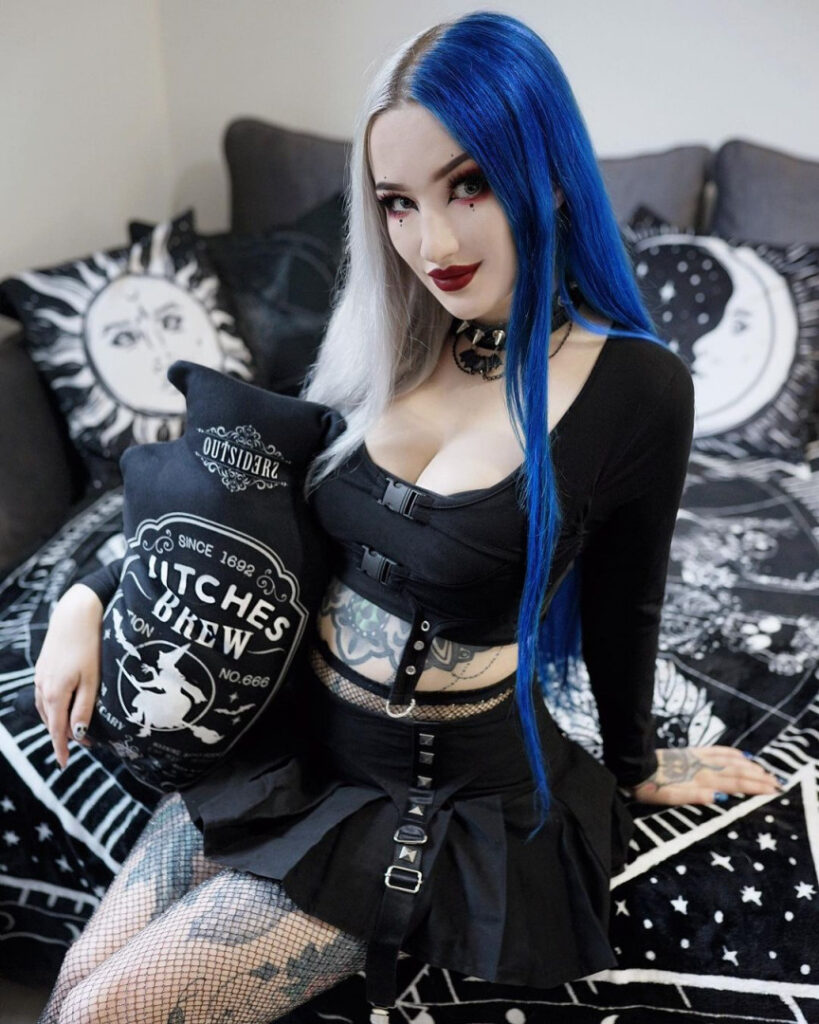 Instagram – BlueAstrid – Nude