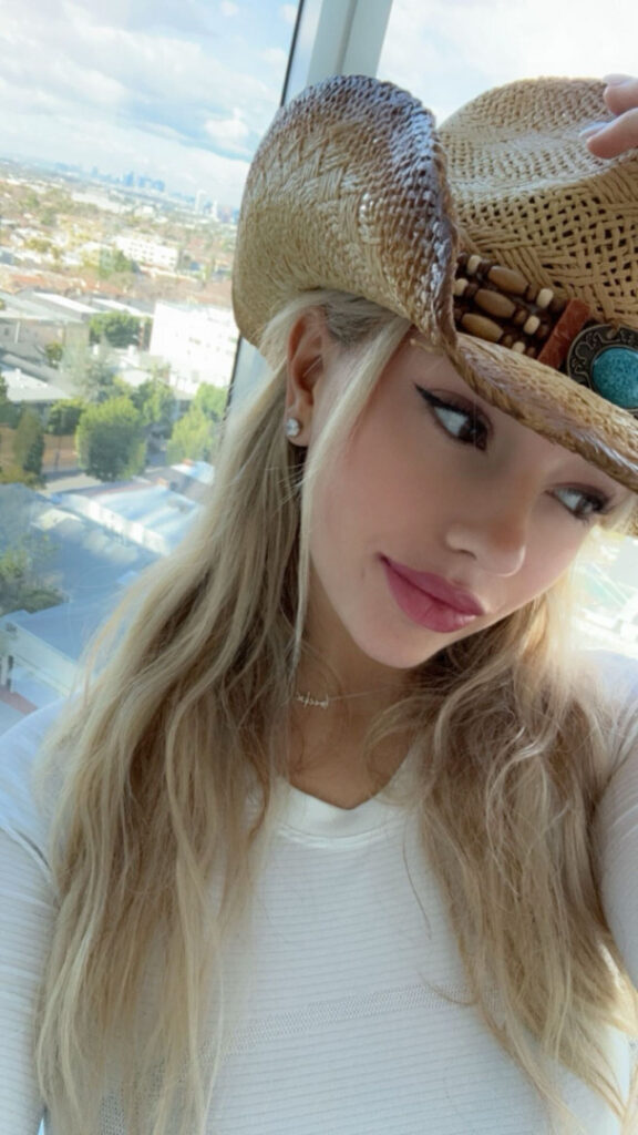 TikTok – Breckie Hill / @breckiehill – Nude