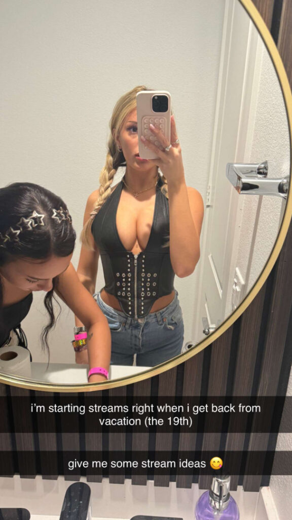 TikTok – Breckie Hill / @breckiehill – Nude