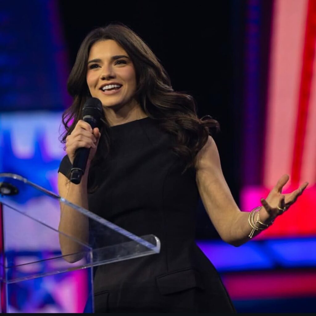 Youtube – Brett Cooper – Nude