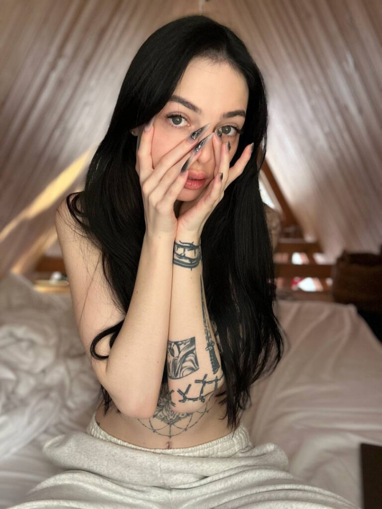 Twitch – by_owl – Nude