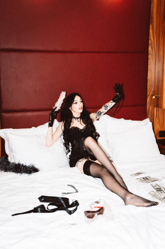 Twitch – by_owl – Nude