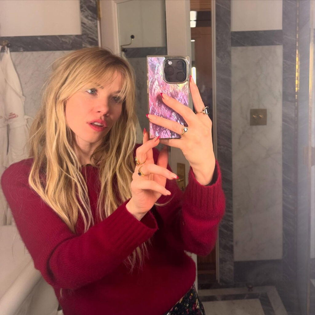 Celeb – Carly Rae Jepsen – Nude